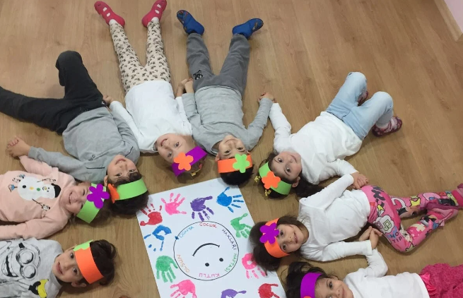 Anak-anak sedang belajar dan bermain di daycare